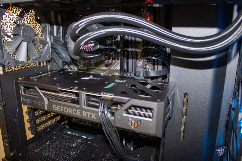 ASUS TUF Gaming RTX 5060 met nette kabelgeleiding in de esports-pc