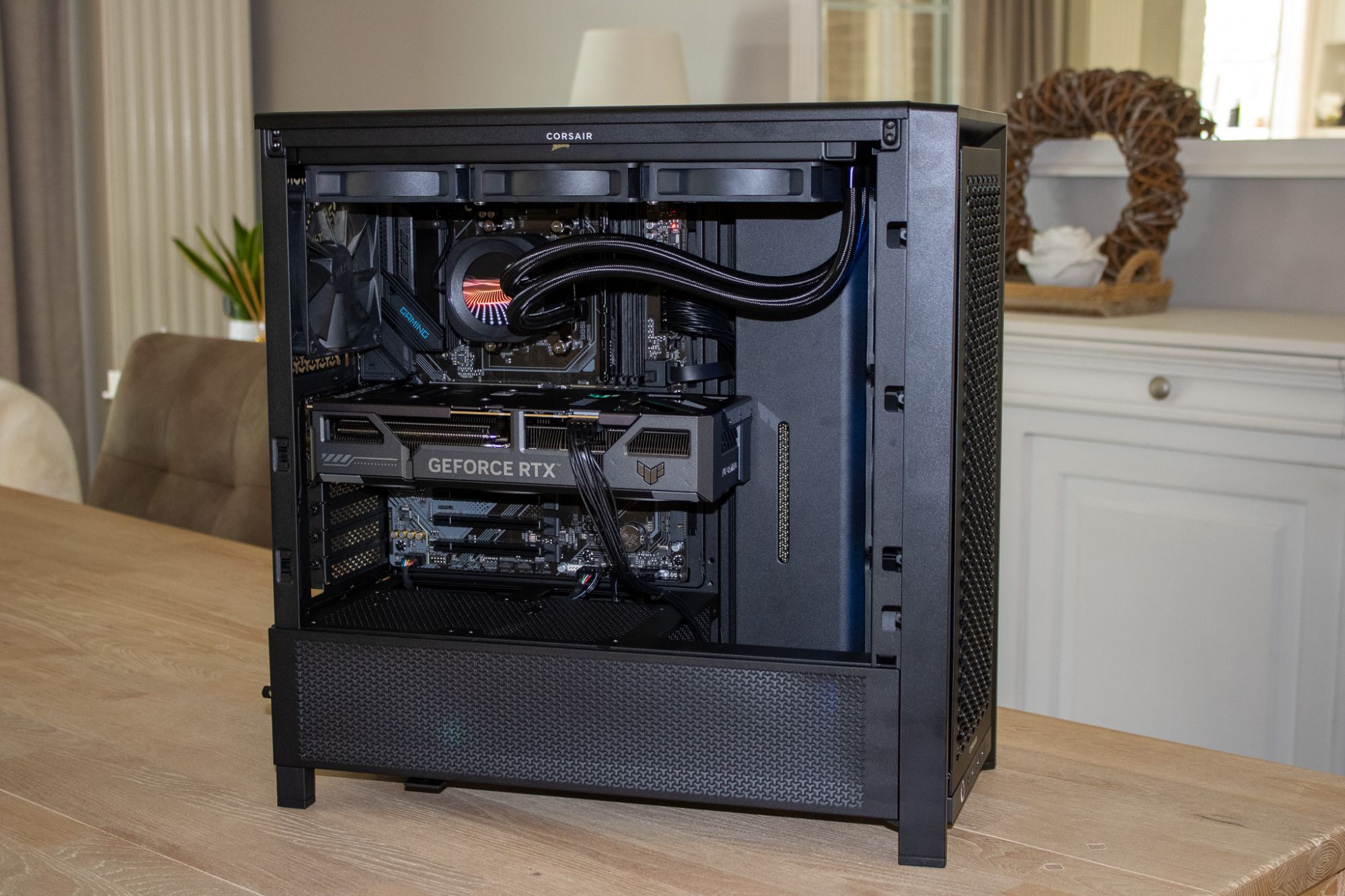 Esports-pc in Corsair FRAME 4000D, schuin vooraanzicht