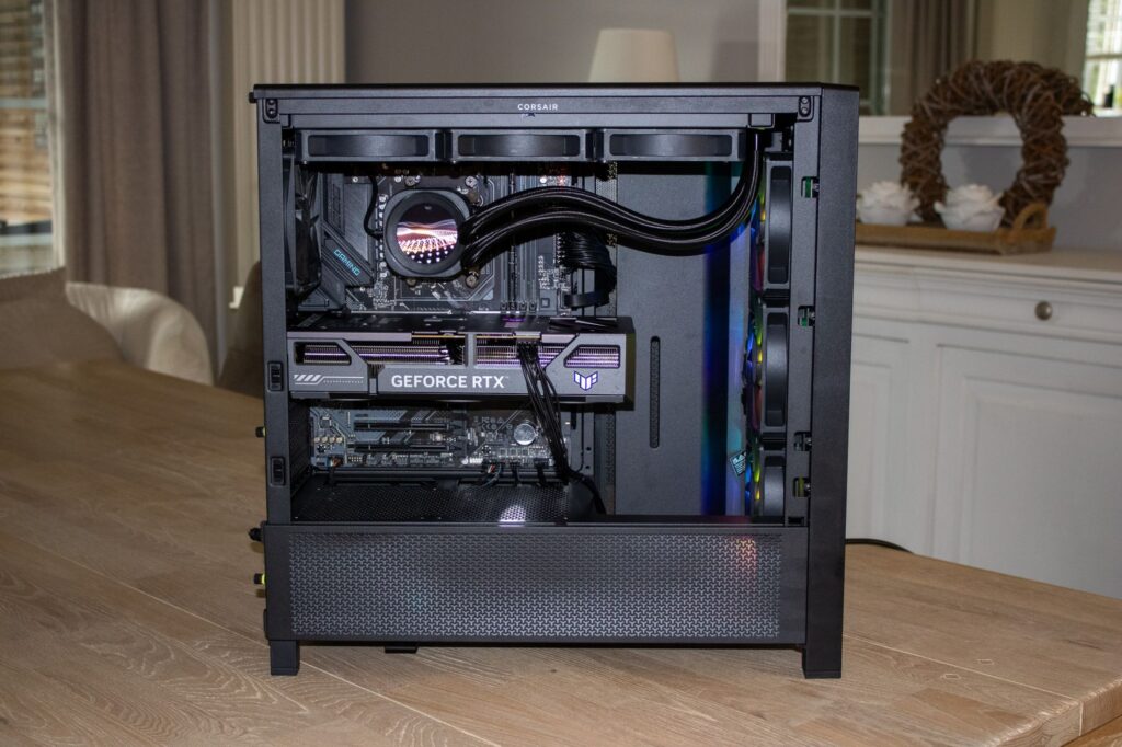 Esports-pc van SV Systems in een Corsair FRAME 4000D met RTX 5060 en 360 mm waterkoeling, zijaanzicht