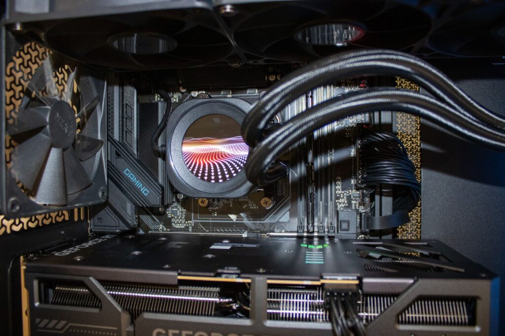 Detail van de Corsair Nautilus 360 RS LCD-pomp op het Gigabyte B850-moederbord