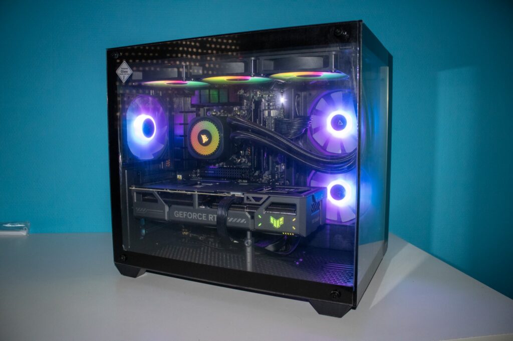 RGB gaming-pc van SV Systems in een Antec CX800-behuizing met RTX 5070 en Corsair Nautilus 360 RS ARGB, schuin aanzicht