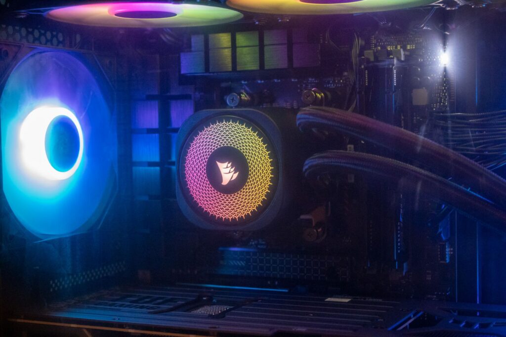 Detail van de Corsair Nautilus 360 RS ARGB-pomp en Kingston FURY Beast DDR5-geheugen