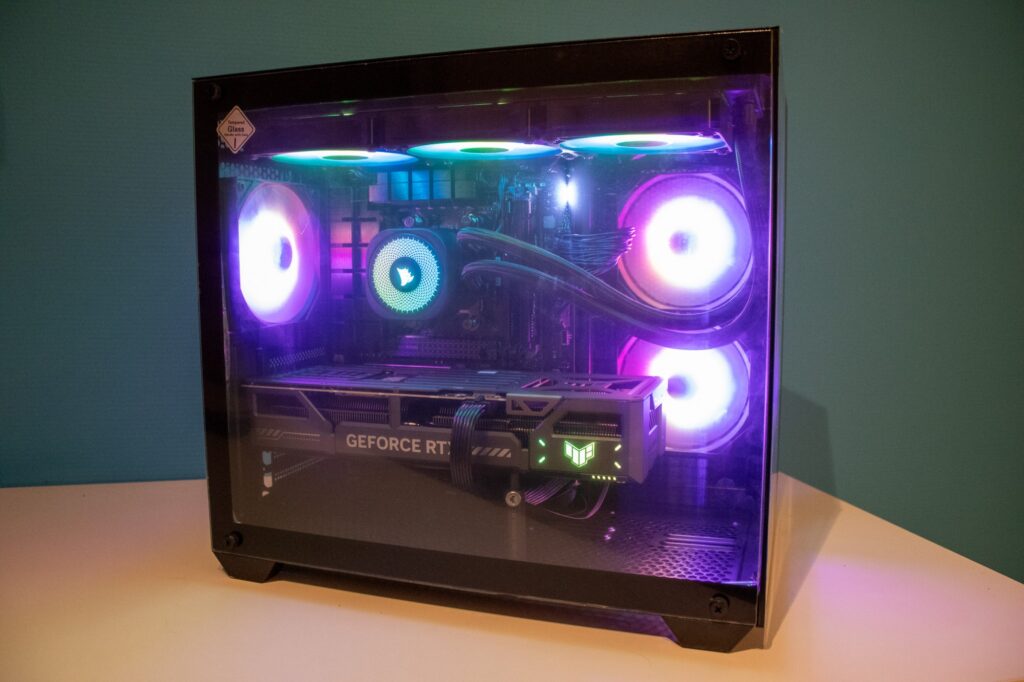 RGB gaming-pc in Antec CX800 met paarse ARGB-verlichting