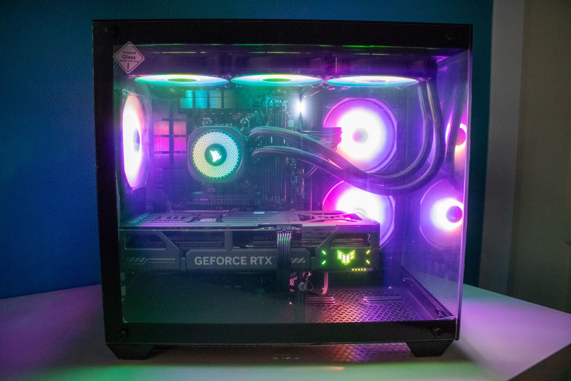 Vooraanzicht van de RGB gaming-pc met ASUS TUF RTX 5070 en ARGB-ventilatoren