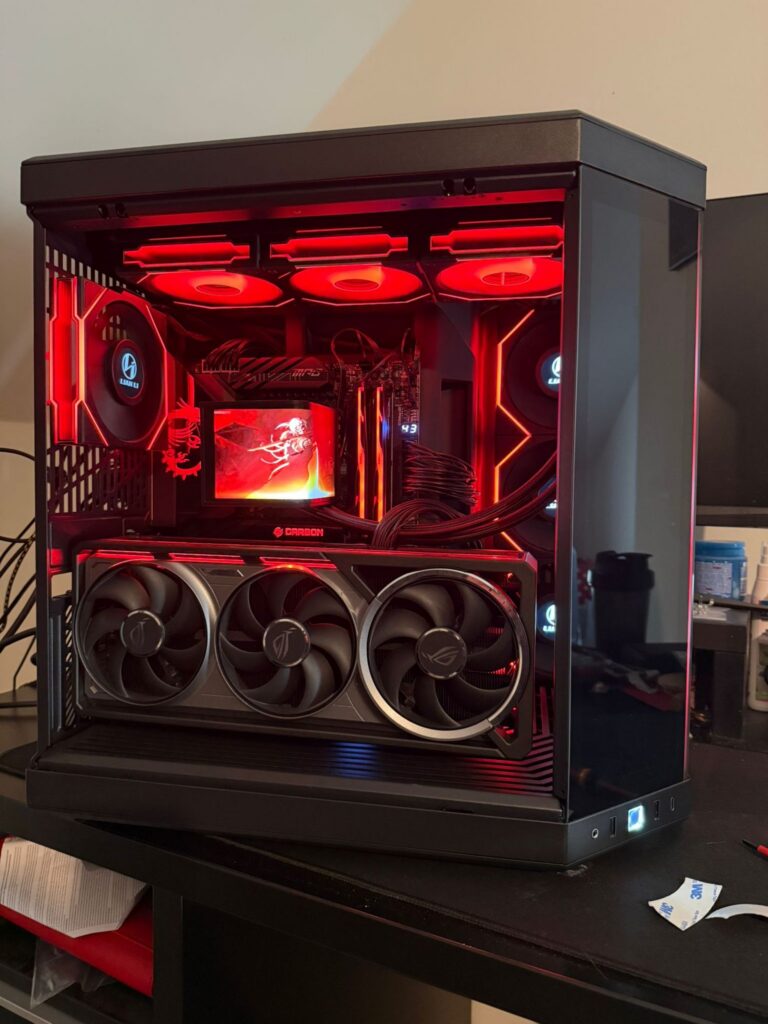 Schuin aanzicht van de RTX 5090 gaming-pc in de HYTE Y70 Touch Infinite