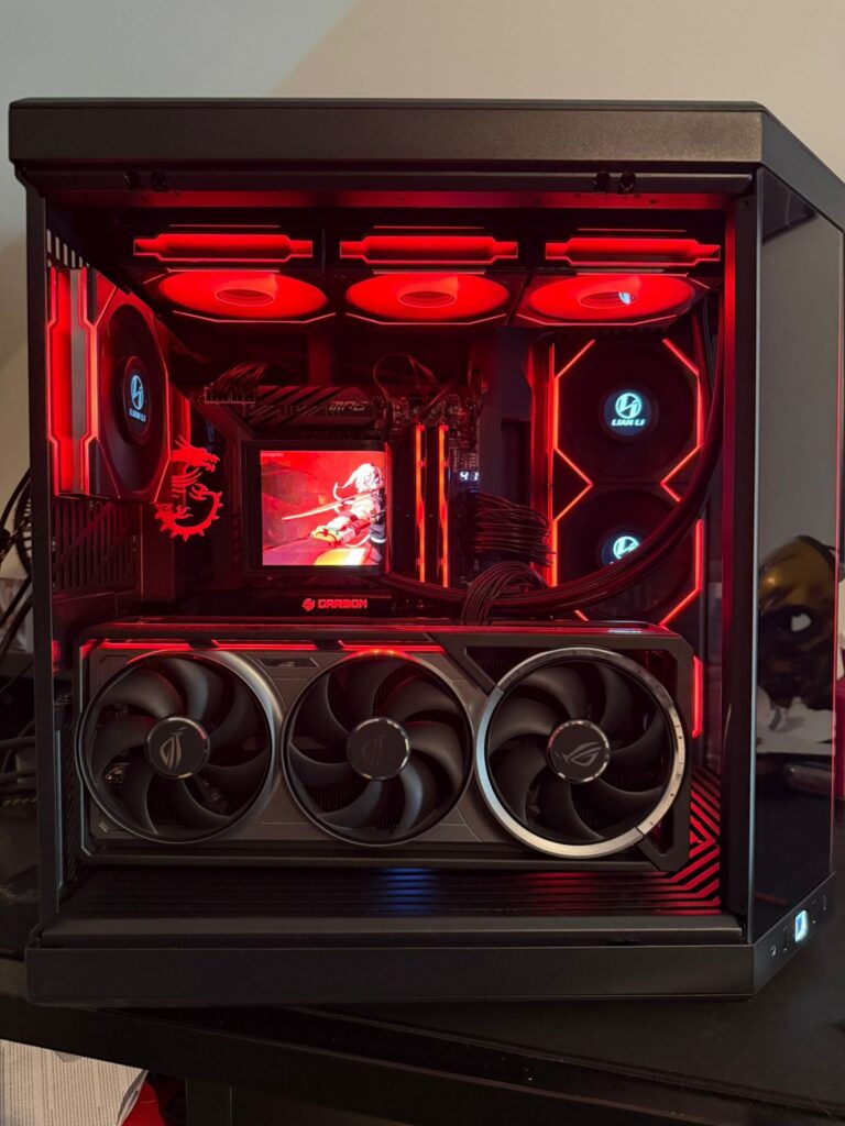 Vooraanzicht van de HYTE Y70 met ROG Astral RTX 5090 en Lian Li-ventilatoren